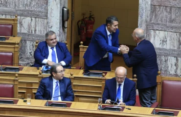 Επέστρεψε στη Βουλή ο Γιώργος Μυλωνάκης μετά την σοβαρή περιπέτεια της υγείας του