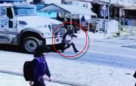 ΗΠΑ: Η στιγμή που φορτηγό παρασύρει κορίτσι και το εγκλωβίζει κάτω από τις ρόδες – Γλίτωσε με λίγες γρατζουνιές