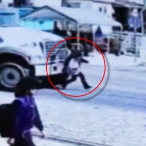 ΗΠΑ: Η στιγμή που φορτηγό παρασύρει κορίτσι και το εγκλωβίζει κάτω από τις ρόδες – Γλίτωσε με λίγες γρατζουνιές