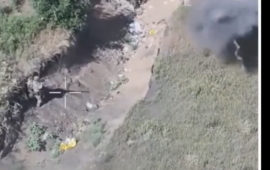 Ρώσος σκοπευτής καταρρίπτει ουκρανικό drone (βίντεο)
