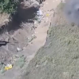 Ρώσος σκοπευτής καταρρίπτει ουκρανικό drone (βίντεο)
