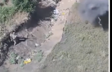 Ρώσος σκοπευτής καταρρίπτει ουκρανικό drone (βίντεο)