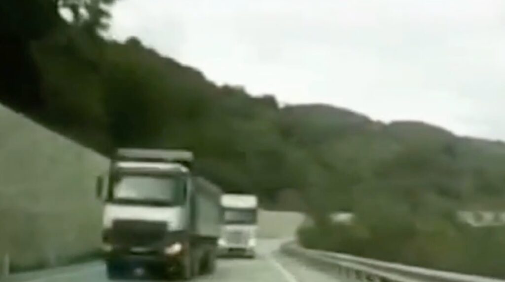 Τουρκία: Δύο φορτηγά μπήκαν στο αντίθετο ρεύμα – Η αντίδραση του οδηγού που τον έσωσε (βίντεο)
