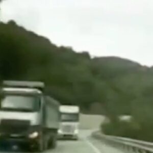 Τουρκία: Δύο φορτηγά μπήκαν στο αντίθετο ρεύμα – Η αντίδραση του οδηγού που τον έσωσε (βίντεο)