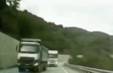 Τουρκία: Δύο φορτηγά μπήκαν στο αντίθετο ρεύμα – Η αντίδραση του οδηγού που τον έσωσε (βίντεο)