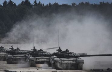 Εντυπωσιακές εικόνες: Πληθώρα ρωσικών αρμάτων μάχης T-90 κατευθύνονται στην Ουκρανία – Δείτε βίντεο