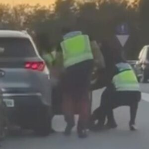 Βαρκελώνη: Μεταμφιέστηκαν σε αστυνομικούς και απήγαγαν άνδρα από όχημα στον αυτοκινητόδρομο (βίντεο)