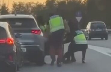 Βαρκελώνη: Μεταμφιέστηκαν σε αστυνομικούς και απήγαγαν άνδρα από όχημα στον αυτοκινητόδρομο (βίντεο)