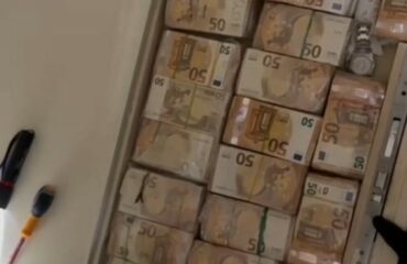 Ιταλία: Εξαρθρώθηκε σπείρα που είχε ρολόγια και 3,2 εκατ. ευρώ κρυμμένα μέσα στους τοίχους σπιτιού