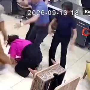 Δεν της άρεσε το κούρεμα του παιδιού και επέστρεψε με συγγενείς: Άγρια επίθεση σε κομμώτρια (βίντεο)