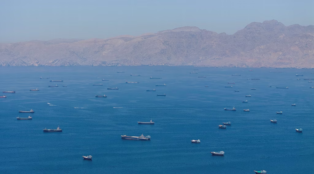 «Ναρκοπέδιο» το Ορμούζ: Νέκρωσαν τα Στενά – Μόλις 12 πλοία πέρασαν την Κυριακή