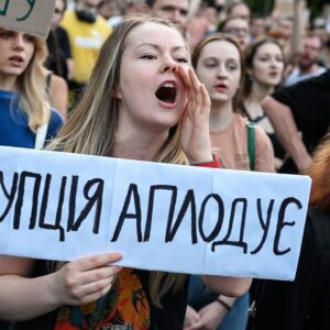 Οδησσός: Oμάδα γυναικών προχώρησε σε γυμνή διαμαρτυρία κατά της βίαιης επιστράτευσης (φωτο – βίντεο)