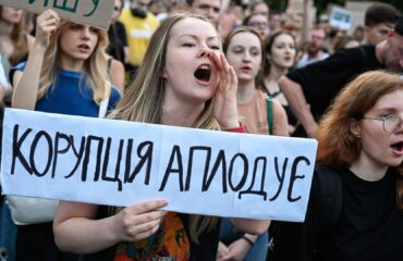 Οδησσός: Oμάδα γυναικών προχώρησε σε γυμνή διαμαρτυρία κατά της βίαιης επιστράτευσης (φωτο – βίντεο)