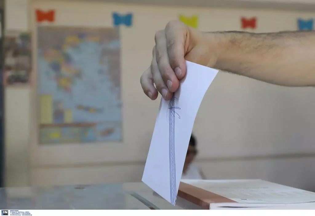 Δημοσκόπηση Real Polls: Στο 24% η ΝΔ – Το 67,1% βλέπει τη χώρα να κινείται σε λάθος κατεύθυνση