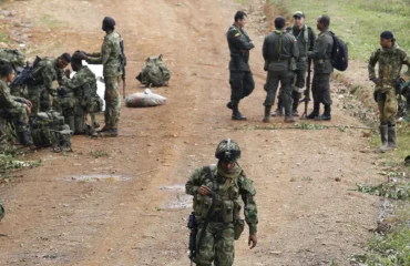 Κολομβία: Βγήκε ο Στρατός στους δρόμους της Σάντα Μάρτα – Πυροβολισμοί και φλεγόμενα οχήματα
