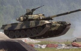 Ρωσία: Το ακροβατικό άλμα του T-90MS με βολή στον αέρα που τους άφησε άφωνους όλους