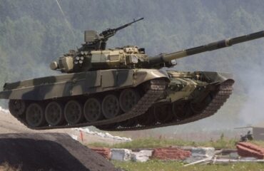 Ρωσία: Το ακροβατικό άλμα του T-90MS με βολή στον αέρα που τους άφησε άφωνους όλους