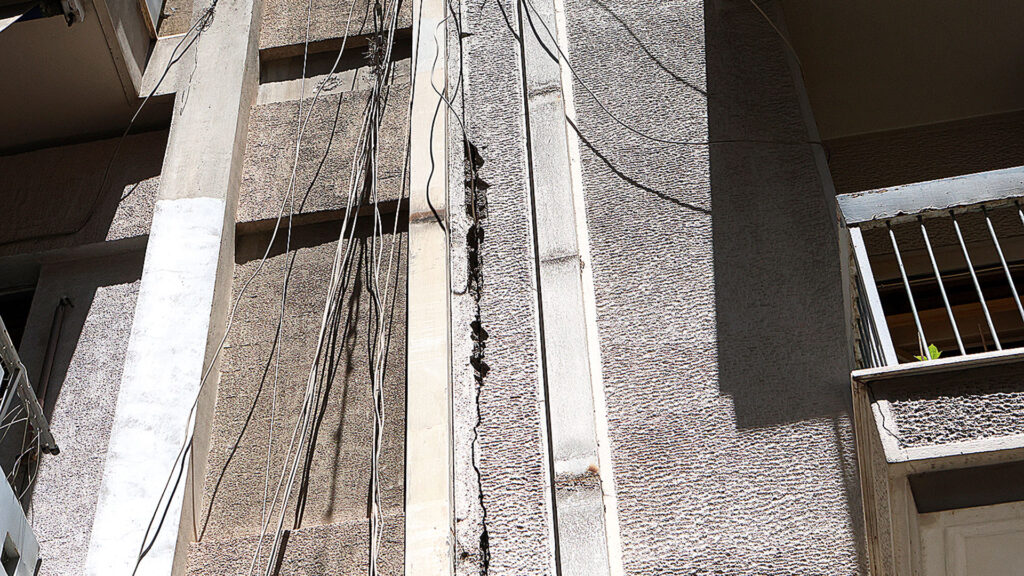 Ρωγμές στην Κυψέλη: «Το σπίτι έχει κουνηθεί τρεις φορές, στραβώνουν οι τοίχοι»!
