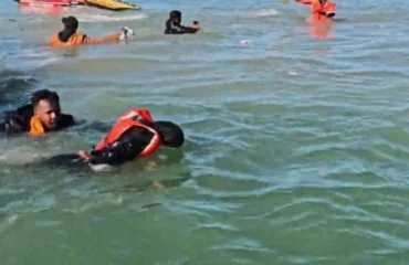 Μάγχη: Παράνομος μετανάστης αφήνει παιδί στη θάλασσα για να επιβιβαστεί σε λέμβο! – Δείτε βίντεο