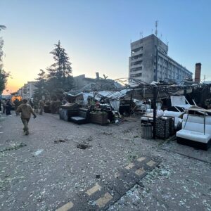 Κραματόρσκ: Μαζικές εκκενώσεις αλλά τα καταστήματα παραμένουν ανοικτά! (φωτο)