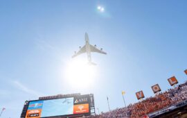 Βίντεο: Το Air Force One πέταξε πάνω από το γήπεδο του Τέξας-Τενεσί