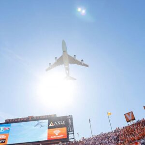 Βίντεο: Το Air Force One πέταξε πάνω από το γήπεδο του Τέξας-Τενεσί