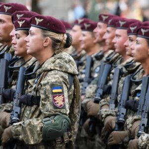 Ουκρανή δεν μπορεί να πιστέψει το μέγεθος καταστροφής ξενοδοχείου με στρατιώτες στο Βίλκοβο (βίντεο)