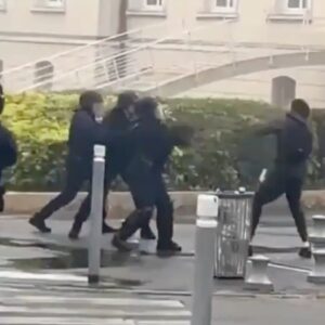 Γαλλία: Αστυνομικός πυροβόλησε μαθητή με εκτοξευτή χειροβομβίδων (βίντεο)