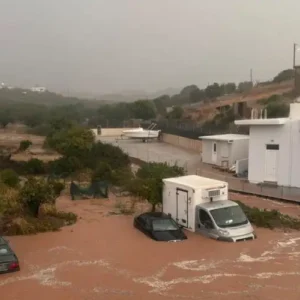 Κρήτη: Πλημμύρισαν σπίτια και δρόμοι – Αυτοκίνητα «βούλιαξαν» στα λασπόνερα (φώτο-βίντεο)