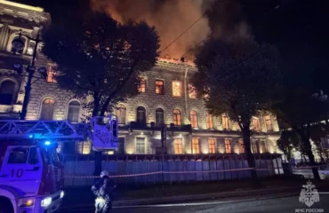 Ρωσία: Στις φλόγες το ιστορικό Miller Mansion στην Αγία Πετρούπολη – Δείτε βίντεο