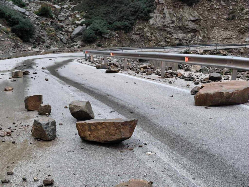 Κακοκαιρία στην Κάρπαθο: Διακοπή κυκλοφορίας στον δρόμο Σπόα – Όλυμπος λόγω κατολισθήσεων