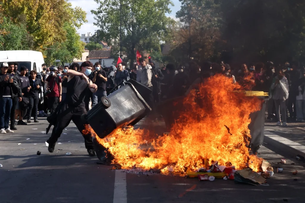 Σοκάρει νέο βίντεο από τα επεισόδια στη Γαλλία: Nεαρός καίει στο πρόσωπο γυναίκα μετά από καβγά!