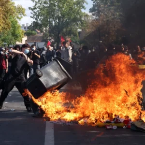 Σοκάρει νέο βίντεο από τα επεισόδια στη Γαλλία: Nεαρός καίει στο πρόσωπο γυναίκα μετά από καβγά!
