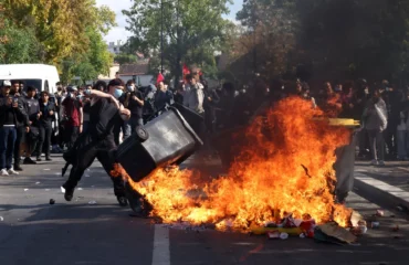 Μαθητικές διαδηλώσεις στη Γαλλία: Άγριος ξυλοδαρμός γυναίκας αστυνομικού από ομάδα νεαρών (βίντεο)