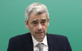 Ο Κακλαμάνης του ΠΑΣΟΚ συμφωνεί με την πρόταση Τσίπρα για πλαφόν στα καύσιμα
