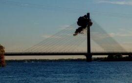Οι Ρώσοι κτύπησαν και τη βόρεια γέφυρα του Δνείπερου στο Κίεβο μετά τη νότια: Δείτε βίντεο