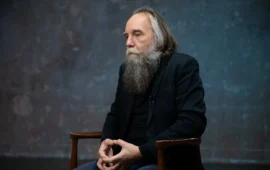 Αλεξάντερ Ντούγκιν: «Η πραγματική αιτία της αναταραχής στη Γαλλία είναι ο Ε.Μακρόν»