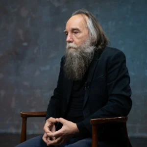 Αλεξάντερ Ντούγκιν: «Η πραγματική αιτία της αναταραχής στη Γαλλία είναι ο Ε.Μακρόν»