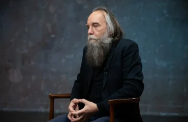 Αλεξάντερ Ντούγκιν: «Η πραγματική αιτία της αναταραχής στη Γαλλία είναι ο Ε.Μακρόν»
