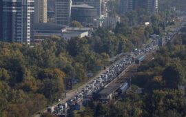 Απόκοσμες εικόνες στο Κίεβο: Ουρές αυτοκινήτων από χιλιάδες Ουκρανούς-Φεύγουν από την πόλη! (βίντεο)