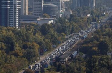 Απόκοσμες εικόνες στο Κίεβο: Ουρές αυτοκινήτων από χιλιάδες Ουκρανούς-Φεύγουν από την πόλη! (βίντεο)