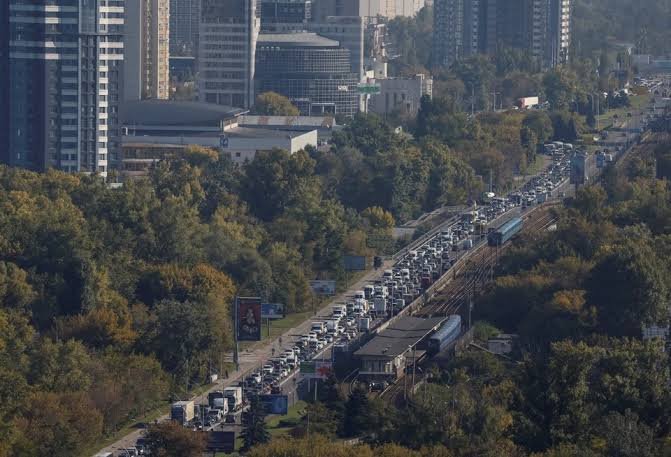 Απόκοσμες εικόνες στο Κίεβο: Ουρές αυτοκινήτων από χιλιάδες Ουκρανούς-Φεύγουν από την πόλη! (βίντεο)