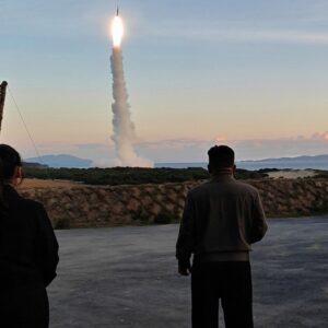 Βόρεια Κορέα: Δοκιμή πολυηχητικού πυραύλου με  τροχιά που «τυφλώνει» τα ραντάρ των ΗΠΑ