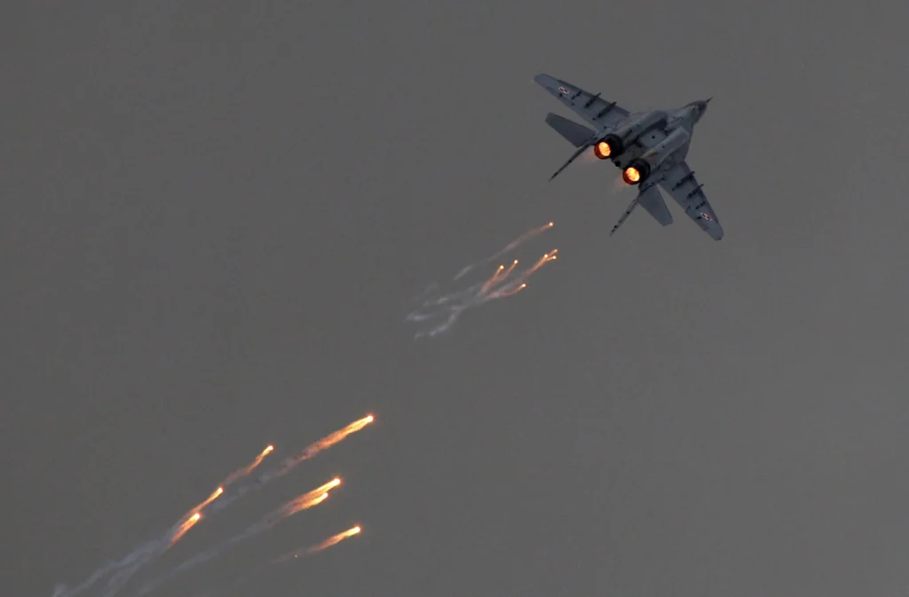 Βίντεο: Η στιγμή που ουκρανικό Mig-29 καταρρίπτει ρωσικό drone
