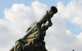 Βίντεο: Ρώσος μαχητής χρησιμοποιεί MANPADS για τη κατάρριψη ουκρανικού drone που στόχευε διυλιστήριο