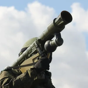 Βίντεο: Ρώσος μαχητής χρησιμοποιεί MANPADS για τη κατάρριψη ουκρανικού drone που στόχευε διυλιστήριο