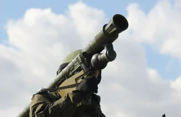 Βίντεο: Ρώσος μαχητής χρησιμοποιεί MANPADS για τη κατάρριψη ουκρανικού drone που στόχευε διυλιστήριο