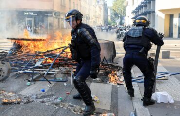 Παρίσι: «Φλέγονται» οι δρόμοι από νέες διαδηλώσεις στη Γαλλία των 3,2 τρισ. ευρώ χρέους!