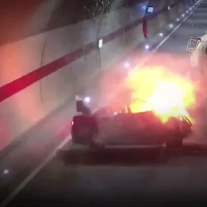 Τουρκία: ΙΧ έπεσε σε μπετονιέρα και «τυλίχθηκε» στις φλόγες – Νεκρός ο οδηγός (βίντεο)