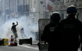 Σκηνές ακραίας βίας στο Παρίσι: Σφοδρές συγκρούσεις διαδηλωτών με αστυνομικές δυνάμεις